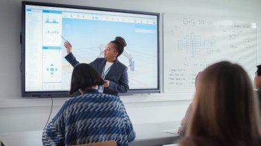 Siyah Kadın Öğretmen Seminerdeki Öğrenci Grubuna Robotik Kolla Çalışmanın İlkelerini Açıkladı. Özerk Tesis Üzerinde Çalışan Uzmanlar