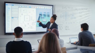 Seminerde Siyahi Öğretmen 'i dinleyen çeşitli bilgisayar tasarım öğrencileri üç boyutlu işlemci modeliyle etkileşimli Whiteboard izliyorlar. Yenilikçi