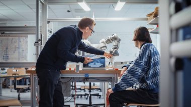 Bilgisayar Bilimi Uzmanı Robot Hareketi Mühendis ve Geliştirme Programı ile Otonom Üretim Tesisinin İyimserleştirilmesini Tartıştı