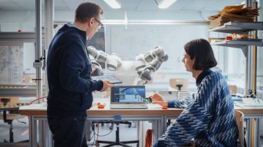 Robotik Kol için Bilgisayar Programı oluşturulurken Teknoloji Üniversitesi 'nde Öğretmen ile Bilgisayar Tasarım ve Mikroçip Tutma Konuşması. Büyük buluş