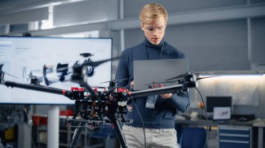 Dizüstü bilgisayarda Genç Erkek Geliştirici Programı. Araştırma Merkezi Laboratuvarı 'nda yeni bir İHA tasarımı üzerinde çalışıyorum. Gelecek Oluşturan İnsanlar