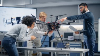 Drone 'u laptopa bağlayan genç uzmanlar. Mühendisler Otomatik Temassız Teslimat Makineleri ile Görevleri Daha Güvenli, Daha Kolay ve Daha Verimli Yapmaya Çalışıyor