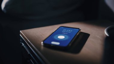 Smartphone Alarm Uygulaması Uyanmak İçin Çalıyor, Ekranda 