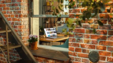 Moda Salonunda Bir Masada Duran Ekranda Görüntü Görünümlü Dizüstü Bilgisayar. Brooklyn 'in Penceresinin Dışından Görünüm