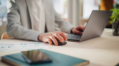 Yaratıcı Ofis 'te bir masada oturan müdür. Pazarlama Ajansı 'nda dizüstü bilgisayar kullanan ceketli genç bir adamın ellerine odaklan. Çalışan.