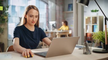 Şirket ofisinde dizüstü bilgisayarda çalışan yaratıcı kadın. Mutlu Genç Proje Yöneticisi İnternet Tarama, Yazma Görevleri, Pazarlama Geliştirme