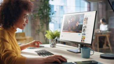 Yaratıcı Acentede Çalışan Orta Doğulu Kadın Müşteriler için Modern İş Stratejisi Uygulamak. Başarılı Uzman Bilgisayar Kullanıyor, İzleniyor