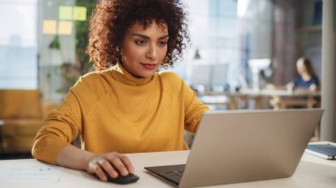 Bir reklam şirketinde yaratıcı bir iş üzerinde çalışan çok ırklı bir Arap kadının portresi. Mutlu Yönetici İletişimi