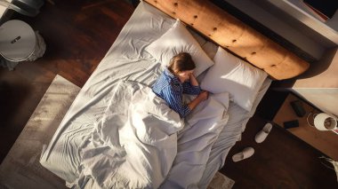 Top View Home: Güzel Genç Kadın Yatağında Güzel Uyuyor, Güneş Yanaklarını Okşuyor, Sabah, Yeni Gün. Şefkatli ve Sıcak Şehvetli