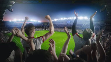 Futbol Şampiyonası Finali sırasında stadyumda en sevdikleri takım için ponpon kız vuruşu yapılıyor. Takımlar oynar, Taraftarlar Kalabalığı Kutlar