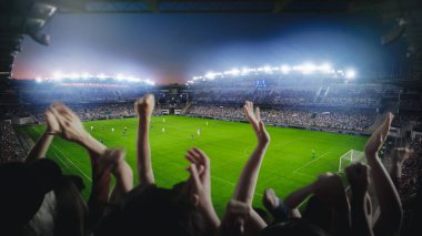 Futbol Şampiyonası Maçı sırasında stadyumda en sevdikleri takım için ponpon kız çekimleri yapılıyor. Takımlar oynar, hayranlar çığlık atar, kutlama yapar