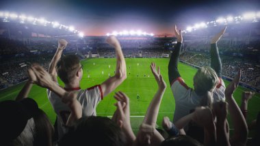 Futbol Şampiyonası Finali sırasında stadyumda en sevdikleri takım için ponpon kız vuruşu yapılıyor. Takımlar oynar, Taraftarlar Kalabalığı Kutlar