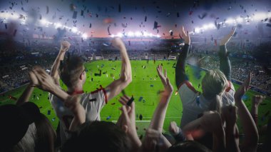 Futbol Şampiyonası Maçı sırasında Stadyumda Taraftarları için Tezahürat Çekimi. Takım Gol Alıyor, Taraftarlar Kalabalığı Zaferi Kutluyor
