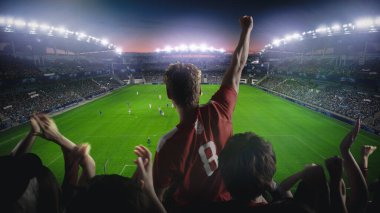 Futbol Şampiyonası Maçı sırasında stadyumda en sevdikleri takım için ponpon kız çekimleri yapılıyor. Takımlar oynuyor, Taraftarlar Topluluğu Zaferi Kutluyor