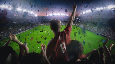 Futbol Şampiyonası Maçı sırasında Stadyumda Taraftarları için Tezahürat Çekimi. Takım Gol Alıyor, Taraftarlar Kalabalığı Zaferi Kutluyor