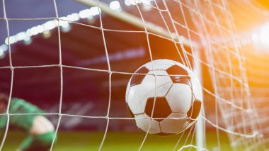 Futbol Şampiyonası: Top internete çarptı. Kaleci atlıyor ve golleri koruyamıyor, oyuncu golü atıyor. Spor Kanalı Yayın TV. Stil Sıcaklığı