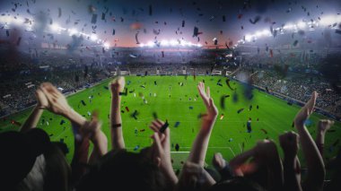 Futbol Şampiyonası sırasında stadyumda taraftarları için tezahürat çekimleri. Takım Gol Alıyor, Taraftarlar Kalabalığı Zaferi Mutlulukla Kutluyor
