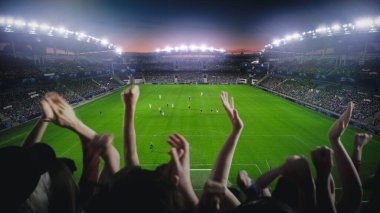 Futbol Şampiyonası Finali sırasında stadyumda en sevdikleri takım için ponpon kız vuruşu yapılıyor. Takımlar oynar, Taraftarlar Grubu Kutlar