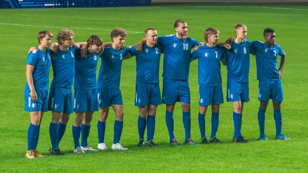 Futbol Şampiyonası penaltı vuruşu. Mavi Takım Savunma Duvarı, Gates 'i serbest vuruştan koruyor. Canlı Spor Kanalı