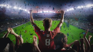 Futbol Şampiyonası Maçı sırasında Stadyumda Taraftarları için Tezahürat Çekimi. Takım Gol Alıyor, Taraftarlar Kalabalığı Zaferi Kutluyor