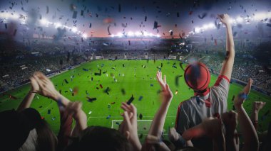 Futbol Şampiyonası sırasında stadyumda taraftarları için tezahürat çekimleri. Takım Gol Alıyor, Taraftarlar Kalabalığı Zaferi Mutlulukla Kutluyor