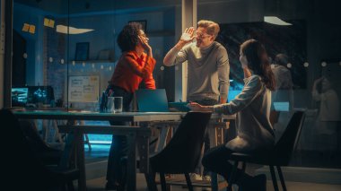 Ofiste Küçük Yaratıcı Takım Toplantısı. Genç Proje Yöneticisi Bilgisayarı Satış Numarasını Kontrol Etmek ve Tartışmak İçin Getirdi. Başarılı.