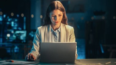 Gece vakti şirket ofisinde dizüstü bilgisayarla çalışan güzel bir kadın. Genç Sekreter Analiz Raporları. Pazarlama Asistanı Geliştirme