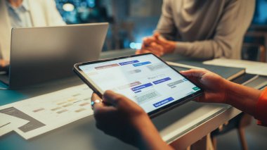 Pozitif Yöneticiler Grubu gecenin geç saatlerinde takım toplantısı yapıyor. Çalışma Yönetimi Yazılım ile Tablet Bilgisayar Görüntüsünü Kapat