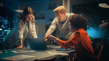 Pozitif Yöneticiler Grubu gecenin geç saatlerinde takım toplantısı yapıyor. Yıllık Finansal ve Pazarlama Hakkında Konuşan Meslektaşlara İlham Verildi