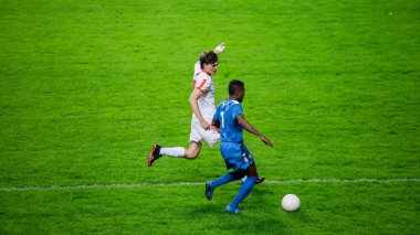 Profesyonel Futbol Maç Şampiyonası: Mavi Takım Oyuncuları Saldırısı, Beyaz Oyuncu Yakalamaya Çalışıyor. Uluslararası Turnuvada Eylem Oyunu