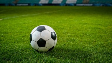 Bir futbol topunun yakın çekimi. Oyunun Başlangıcını, Başarıyı, Zaferi, Spor ve Yaşamda Kararlılığı Temsil Etme Konsepti. Düşük Açı Alanı