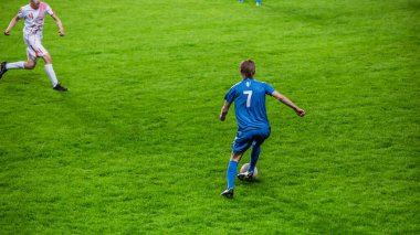 Profesyonel Futbol Maç Şampiyonası: Mavi Takım Oyuncuları Saldırısı, Beyaz Oyuncu Yakalamaya Çalışıyor. Uluslararası Turnuvada Eylem Oyunu