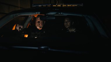 Bakış açısı: Devriye gezen iki polis memuru, Merkez Sevk Memuru 'ndan acil durum telsizini alın, cevap verin, Siren' i açın