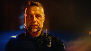 Kollarını kavuşturan, poz veren, kameraya bakan profesyonel beyaz erkek polis memurunun portresi. Görev Kanunu 'nun Kahraman Subayı