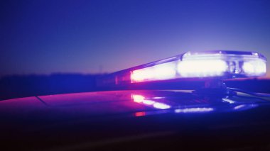 Polis arabasının siren ışıklarının yakın çekimi. Eyleme Hazır Kanun Ofisleri, Suçluları Kovalama, Suçluları Tutuklama ve Suçla Mücadele. Şık