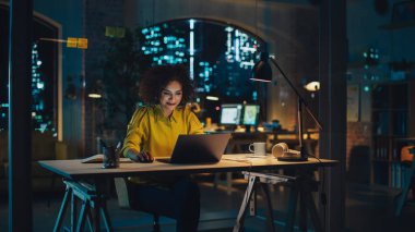 Bir reklam şirketinde Yaratıcı bir iş üzerinde çalışan çok ırklı Orta Doğulu Kadın. Menajer Beyin Fırtınası Fikirleri,