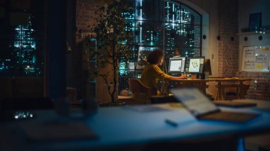 Akşamları Yaratıcı Acentede Tek Başına oturan başarılı Arap Kadın Müşteri İçin İş Stratejisi Uygulama Müdürü. Heyecanlı