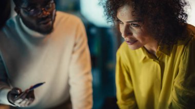 Çok Kültürlü Yaratıcı Meslektaşlar Yeni Bir İş Fırsatını Tartışıyor, Ofis Toplantı Odasında Konuşuyor, Bilgisayarı Kullanıyor. Yüzleri Kapat