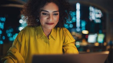 Ofisteki Dizüstü Bilgisayar 'da Çalışmak İçin Yaratıcı Çok Irklı Bir Kadının Yakın Portresi. Mutlu Sürüşlü Proje Yöneticisi Yaratıcı Özetler Yazıyor