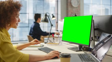 Modern Ofiste Yeşil Ekranlı Bilgisayar Üzerinde Çalışan Genç Yaratıcı Çift ırklı Kadın Portresi. Kadın Yaratıcı Yazılım Geliştirici Kullanıyor