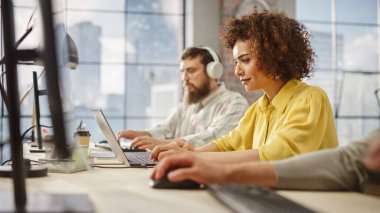 Yoğun bir ofiste dizüstü bilgisayar kullanırken Yaratıcı Çift ırklı Kadın Portresi Odaklandı. Kadın Grafik Tasarımcısı Tasarım Özeti Çalışıyor ve Yapıyor