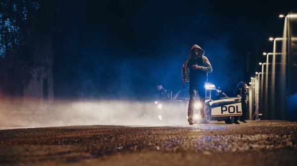 Насильственное сопротивление аресту, попытка навести пистолет на двух полицейских, но героический офицер закона разоружает, снасти и наручники известны