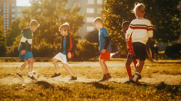 Mahalle Arkadaşları Şehir Bahçesi 'nde futbol oynuyor. Çok kültürlü çocuklar banliyöde birlikte futbol oynarlar. Mutlu Çocukluk ve Spor