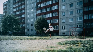 Genç Kafkasyalı Çocuk mahallede topla oynuyordu. Evet. Futbol antrenmanı yapan, tekmeleme yapan bir çocuk. Profesyonel Olmanın Hayalini Kuran Gençler