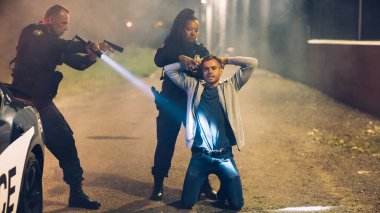 Polis memuru şiddet içermeyen kişiyi tutukladı, zanlı olarak kelepçe takmaya karar verdi. Kızgın Polis Sivillere Karşı Aşırı Güç Kullanıyor. Şok edici Olayın