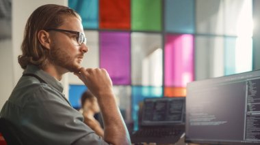 Erkek Kıdemli Yazılım Mühendisi Kodlama Masaüstünde Çoklu Monitör Ayarları ve Moda Ofisinde Dizüstü Bilgisayarı. Kafkas Adam Geliştirme