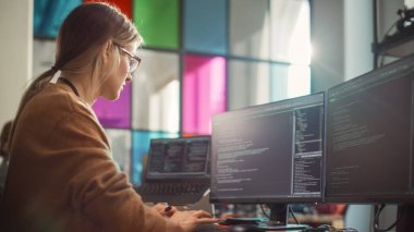 Kadın Yazılım Mühendisi Profesyonel Çoklu Görüntü PC Kurulumunu Şık Ofiste Yazıyor. Beyaz Kadın Hataları Düzeltiyor ve Oluşturuyor