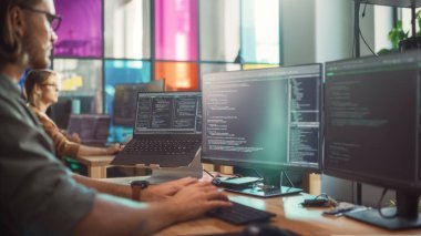 Profesyonel Erkek Veri Bilimcisi Çalışma Odasında Masaüstü Bilgisayarı Üzerine Kod Yazıyor. Analiz için Yazılım Kullanan Beyaz Adam