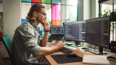 Yaratıcı Ofiste İki Monitörlü Masaüstü Bilgisayarında Erkek Programcı Kodlaması. Kafkas Adam Yapay Zeka kullanarak Oluşturuyor