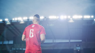 Futbol Maç Şampiyonası: Kırmızı Takım Futbolcusunun Portresi Top Tutuyor, Ayakta Duruyor, Gülümsüyor. Profesyonel futbolcu, geleceğin şampiyonu hazır.